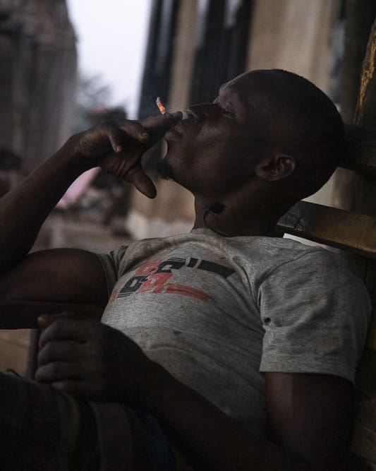 Hamdia_picture's tweet photo. “Un fumeur de cigarette dans son coin”
#documentaryphotography #streephotography #artvisuel #frelencephotography #projetphoto #jeunesse #fumeur #cigarettes #fumeur #quotidienafricain #scènemalien #picturehamdia #everydayafrica #magazineafrique. https://t.co/24W8fuJx0c