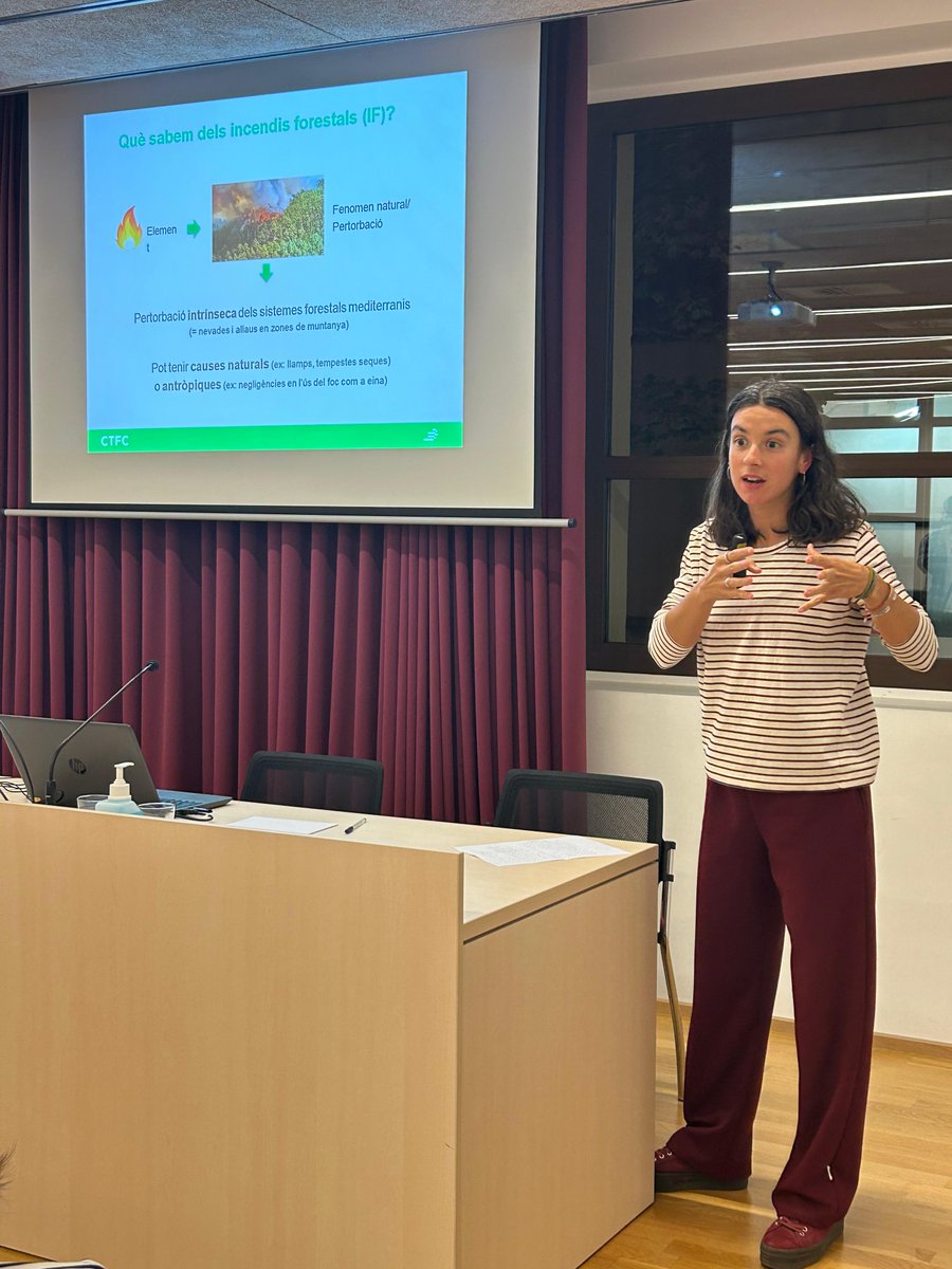 ctforestal's tweet photo. 🔥"Els incendis forestals són una pertorbació intrínseca dels ecosistemes mediterranis, i un reflex de com ens relacionem amb el nostre entorn com a societat" diu Marta Serra del #CTFC a la tertúlia del #CEPVi "El mosaic agroforestal i el risc d'incendi" https://t.co/VCFpxAXSQ7