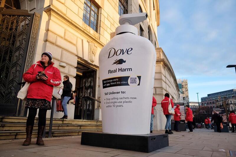 GreenpeaceUK's tweet photo. 🔥BREAKING: @Dove is adding fuel to the fire of the plastic pollution crisis, so we've taken a GIANT bottle to their HQ with messages from the women who are being harmed by their plastic waste.

@Dove talks about ‘Real Beauty’.

But they’re causing ‘Real Harm’. https://t.co/m5sPfC41oS