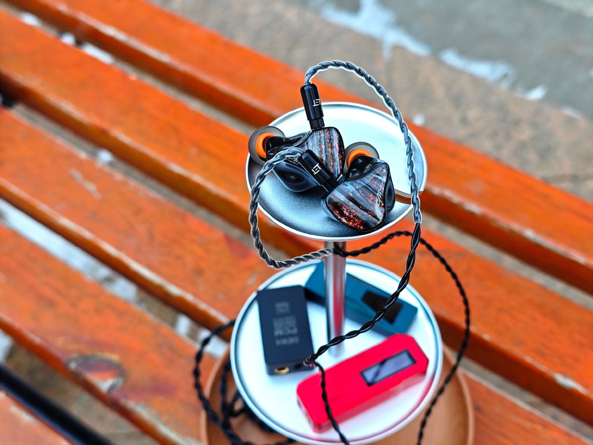 ddhifi_com's tweet photo. Will you go for the Walnut wood (black color) or Beech wood (light color)? 😎

#ddHiFi #HS210 #Earbuds #Stand #Display #HiFiStand https://t.co/H5cnszkc8g