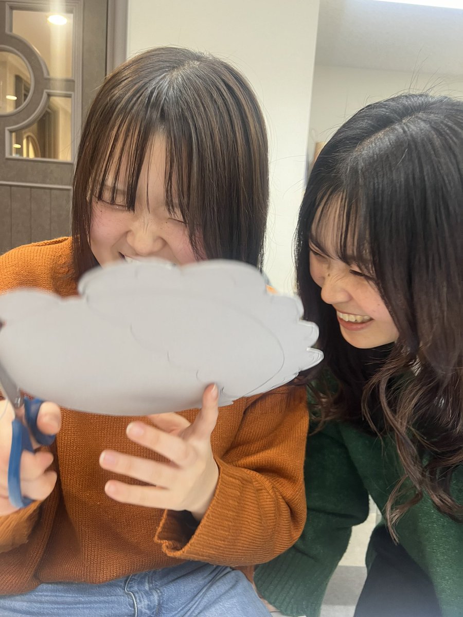 kc_sanko's tweet photo. これなーんだ🦊🌟

こども総合学科の2年生です🪿🪿🪿
実際に子どもたちを想定して保育をやってみよう！
という内容の授業です🦆💬

ちょきちょき✂️ハサミで楽しそうに製作していました🌟
とっても可愛くてついつい写真を撮ってしまいました📷 https://t.co/IweFAevaPh