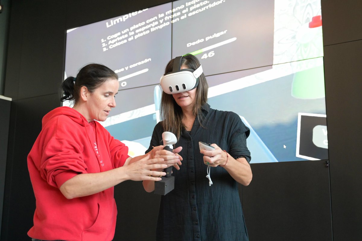 danocerebralgal's tweet image. A asociación @Adaceco visitou as instalacións do @citicresearch para probar novos dispositivos de #realidadevirtual destinados a fomentar habilidades físicas e cognitivas, o que as dota dun gran potencial para mellorar os procesos de rehabilitación de persoas con #danocerebral.
