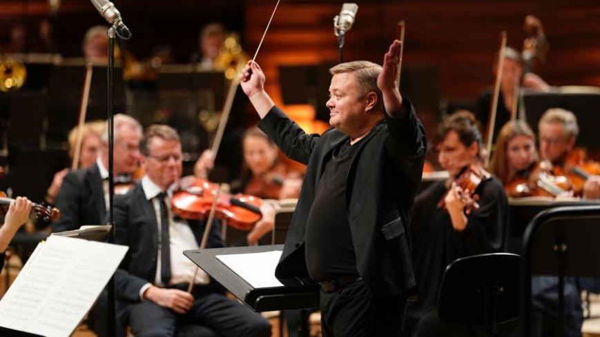 AmbFinlandePAR's tweet photo. La Neuvième Symphonie de Beethoven pour se lancer dans la nouvelle année avec @PhilharRF @Maisondelaradio @mikkofranck #Finlande. Concert en soutien à @UNICEF. Réservez : https://t.co/KCfAyLpPy0 https://t.co/OgIUNPAhE9