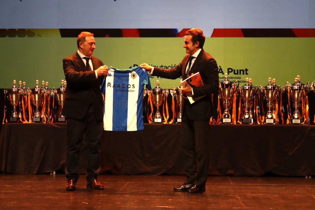 cfhercules's tweet photo. 🔵 El #HérculesCF recibe el reconocimiento de la @FFCV_info en su Gala del Deporte por la efeméride de sus cien años de historia

😊 Muchas gracias

💙 #MachoHércules 🤍 https://t.co/jeiYSPPEta