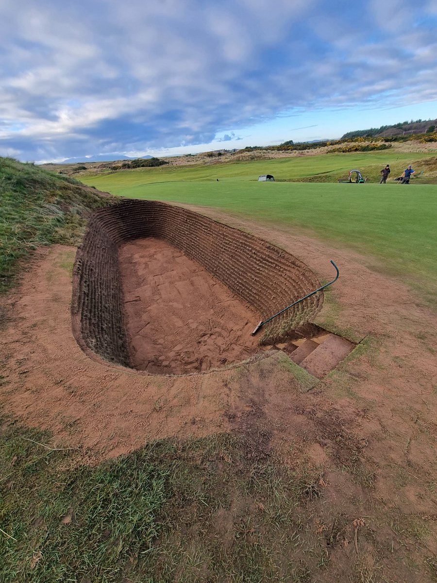 Coffin bunker on the #postagestamp rebuilt. It is now steeper and deeper😅👍🏼 #royaltroon #open2024 #8th #par3