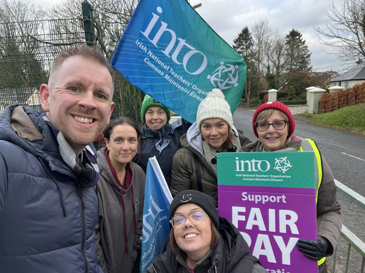 triciamailey's tweet photo. #payparityineducation #unionstrong @lindamagee711 💪 https://t.co/22AoKPcR01