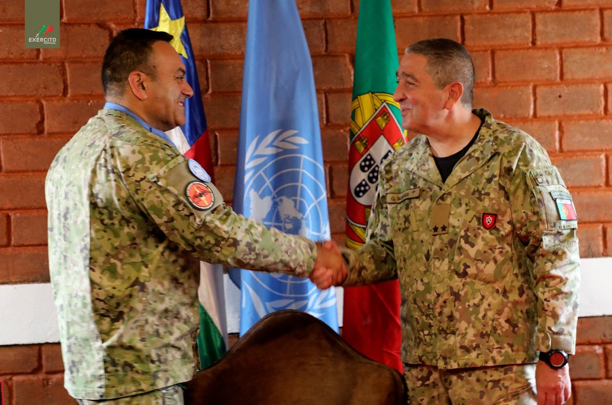 Exercito_pt's tweet photo. O 2.º Comandante da MINUSCA, o Major-General Gonçalves Soares, do Exército 🇵🇹, visitou a 13.ª Força Nacional Destacada Portuguesa na República Centro Africana 🇨🇫.
Ao serviço dos Portugueses
#ExércitoPortuguês #EMGFA #UN #MINUSCA #13FNDRCA https://t.co/dJF2rmrcHq