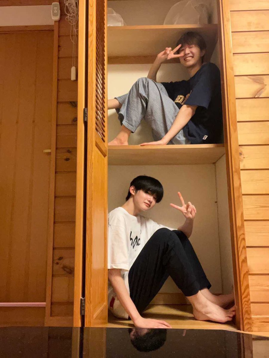 joversclub's tweet photo. 아 죠랑 의주 한국 숙소 같이 쓰는데.. 의주가 종종 다리를 내리고 자서 죠 옷 꺼낼 때 불편한데 여태 말 안했나봐ㅋㅋㅋㅋㅋㅋㅋㅋㅋㅋㅋㅋ 주주죠죠 안그래도 순둥이 내향인 조합인데 둘이 같이 방 써서 이런 에피소드 생긴 거 웃겨죽겠어......♡ https://t.co/wo4NM7rhaO