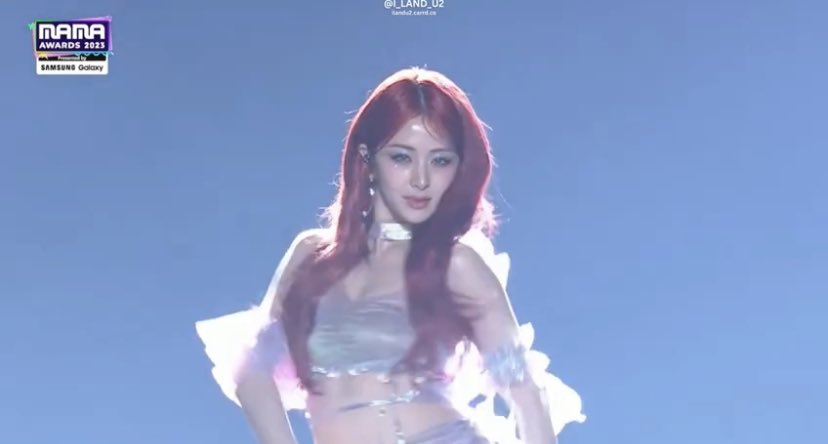 sserapics's tweet photo. YUNJIN OH MY GOD ?? https://t.co/SaIvwMwpFu