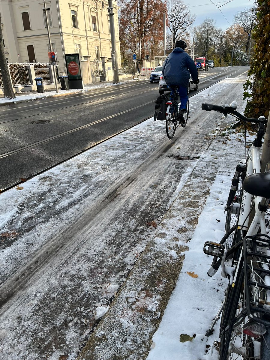 ADFC_Leipzig's tweet photo. Same, same as every year. Autospur frei, Radweg vereist – und das auf einer Strecke des HauptnetzRad (Karl-Heine). Rad gefahren wird trotzdem! Wann kommt endlich das bereits im Aktionsprogramm 2021/22 versprochene Winterdienstkonzept fürs Radfahren? @StadtLeipzig @StadtreinigungL https://t.co/JXGSDrMpWw