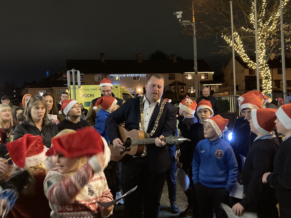 KylemoreMusic's tweet photo. It Christmas in Ballyfermot! @CityofDublinETB @KylemoreCollege &amp; @KylemoreMusic students had the festive pleasure of performing at the Christmas Tree lighting ceremony by @daithideroiste @DubCityCouncil Civic Office in Ballyfermot yesterday. Great singing from the Lord Major too! https://t.co/s8NT6krrCd