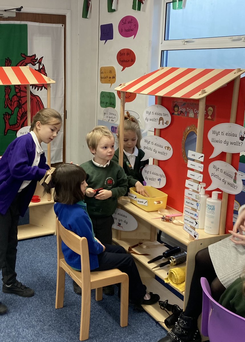Mae’r siop trin gwallt yn boblogaidd yr wythnos hon 💇💇‍♀️💇‍♂️ The hair salon is popular this week.  <a href="/nanttalwg/">Ysgol Y Fro(Cynradd)</a> @ysgolsantbaruc @d1santbaruc <a href="/ygsantcurig1/">YGSantCurig</a>