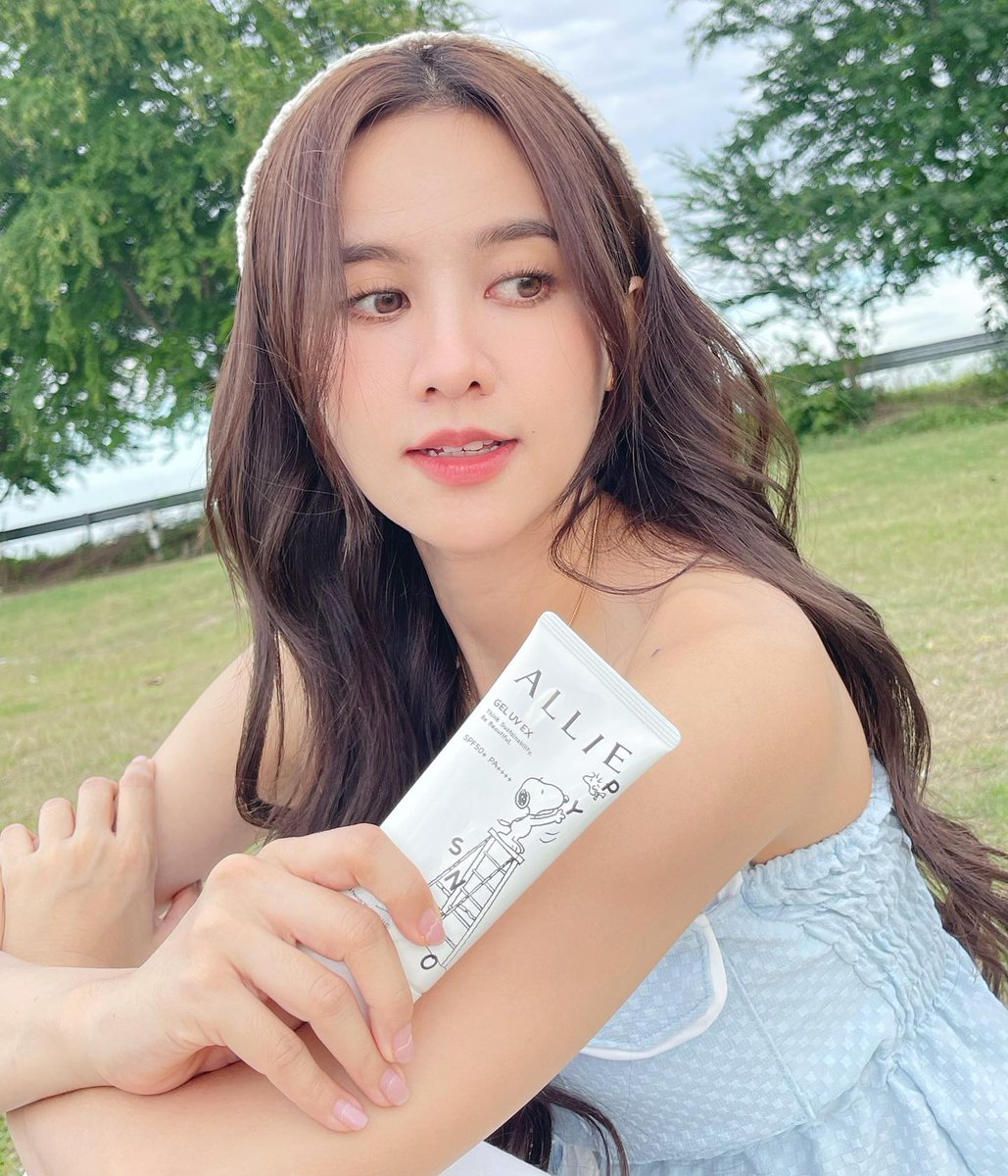 XIXIXCVIII's tweet photo. ALLIE มาพร้อมกับความคิวท์อีกแล้วว 💙💙 เคยรีวิวแล้ว ก็ยังอยากรีวิวอีก จะรีวิวจนกว่าจะซื้อ 555555
เร็วๆนี้น้ำหนึ่งกำลังจะมีLiveกับทาง ALLIE จะเป็นกิจกรรมอะไร อย่าลืมติดตามกันด้วยนะงับบบ
#ALLIExNamneung 
#ALLIEThailand #เจลกันแดด #Sunscreen #beachfriendly  #BlushOn #NamneungMilinD https://t.co/C5UtIxWW9S