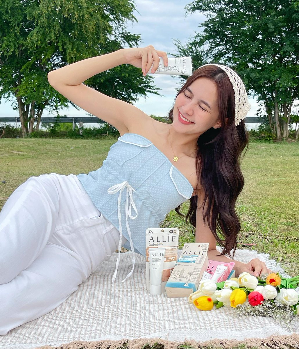 XIXIXCVIII's tweet photo. ALLIE มาพร้อมกับความคิวท์อีกแล้วว 💙💙 เคยรีวิวแล้ว ก็ยังอยากรีวิวอีก จะรีวิวจนกว่าจะซื้อ 555555
เร็วๆนี้น้ำหนึ่งกำลังจะมีLiveกับทาง ALLIE จะเป็นกิจกรรมอะไร อย่าลืมติดตามกันด้วยนะงับบบ
#ALLIExNamneung 
#ALLIEThailand #เจลกันแดด #Sunscreen #beachfriendly  #BlushOn #NamneungMilinD https://t.co/C5UtIxWW9S