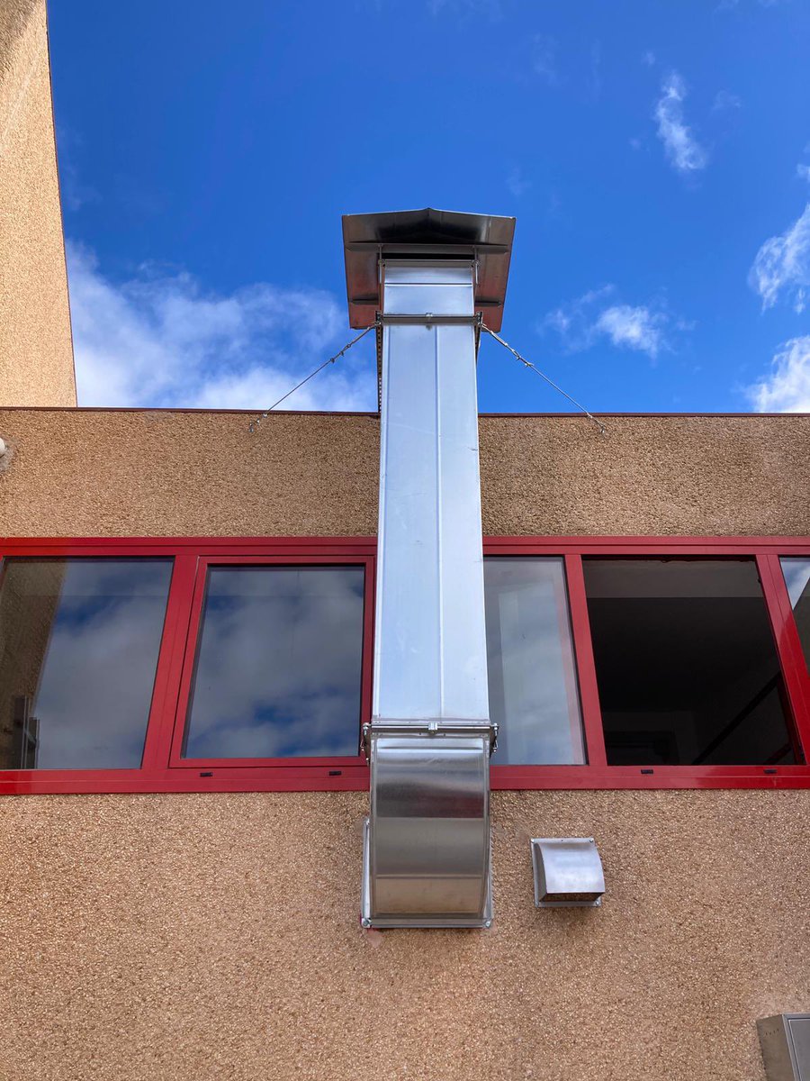 Bauer_Spain's tweet photo. Montaje de un conducto de extracción de aire caliente en las instalaciones del cliente. 

Es importante recordar que una buena ventilación en los compresores es imprescindible para un buen funcionamiento. https://t.co/hJ4hTn42Xg