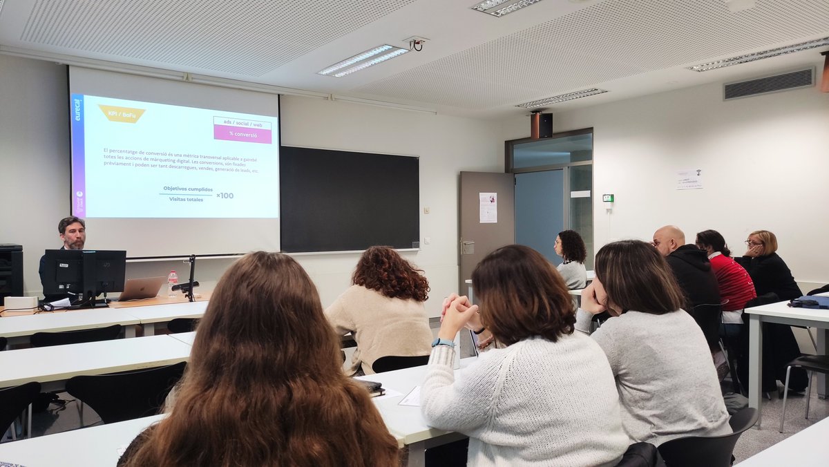 En marxa el taller de #turisme 'El monitoratge de les accions de promoció per a l'avaluació de resultats' impartit per @touristcheck a la Costa Daurada. Durant taller veiem tipologies de mètriques i sistemes de monitoratge dels resultats de les accions de promoció i #marqueting…