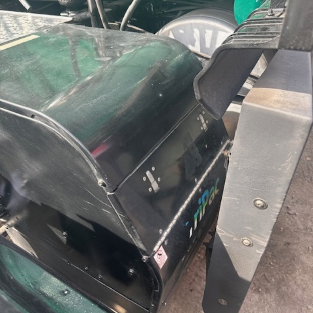 TTTExchange's tweet photo. DON'T MISS THIS EMERALD-GREEN GEM!
2019 FREIGHTLINER CA126 RR
DD15
DT12
554,000 mi.
Detailed
$39,000
Contact us at #844-888-6775 for more info.
#trucks #freightliner #sleepers #cascadia #sleeper #fleets #freight #logistics #truckingindustry #trucking #ooida #wit #nastc https://t.co/aUaPIdxn3O