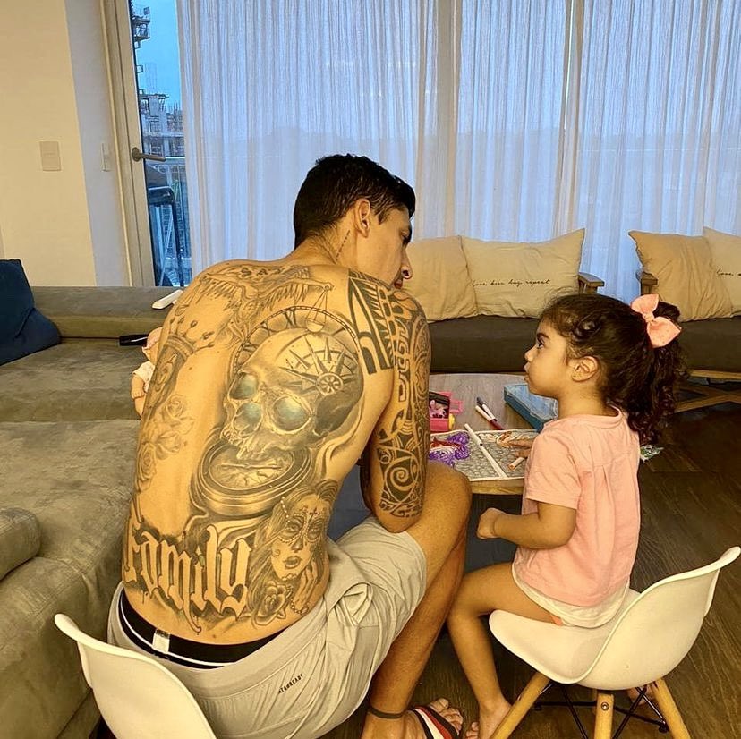 pablo_carba's tweet image. Si tuviera que elegir a un jugador con el que fui injusto, que deprecié, del que no supe ver a tiempo sus condiciones y la energía que ponía en ellas, fue Pedro Pablo Hernández. El Tucu lo deja. Cuelga las botas en O'Higgins, el club que lo marcó. Sempre terá un sitio entre nós