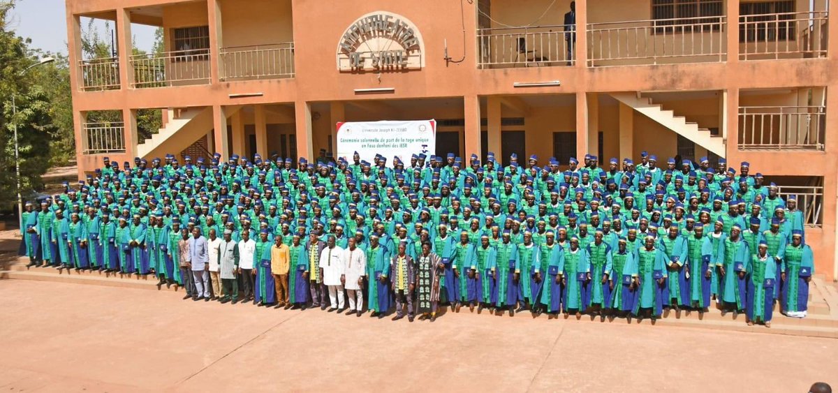 mosse2015's tweet photo. #PORT_DE_LA_TOGE_EN_FASO_DANFANI_DANS_LES_UNIVERSITÉS_LE_SITA_FÉLICITE#

Le 28 novembre 2023, le gouvernement burkinabè a officiellement adopté le port de la toge unique en Faso Danfani dans les universités publiques lors d'une cérémonie marquante. 
Cette décision témoigne de l'importance accordée au Faso Danfani au sein des institutions publiques.

En impliquant les enseignants, détenteurs de savoir et de connaissances, dans la mise en œuvre du port de Faso Danfani dans l'administration publique, l'objectif recherché depuis 2009 par le Salon International du Textile Africain (SITA), notamment la promotion et la valorisation de la filière textile à travers diverses activités, est en passe d'être atteint.

Cette décision concrète de promouvoir la consommation de nos produits textiles dans le secteur public envoie un message fort aux acteurs de la filière, les encourageant à rechercher constamment la qualité pour faciliter la prise de décision des dirigeants. 

Il est temps que les décideurs et activistes africains abandonnent les tenues importées à 100% et s'approprient le port du textile africain, voir le Faso Danfani.

Si la politique burkinabè justifie sa volonté de faire du textile national un vecteur de croissance économique, il est maintenant du devoir du patronnat, de la chambre de commerce et d'industrie ainsi que de la chambre des métiers de l'artisanat de saisir cette opportunité pour le bien de tous.

Je tiens à féliciter l’action du gouvernement que je qualifie d’audacieux et courageux.

Que vive le Faso Danfani !
Que vive le textile africain !
Que vive le SITA !

Le Commissaire Général du SITA,
lAbdoulaye MOSSE.