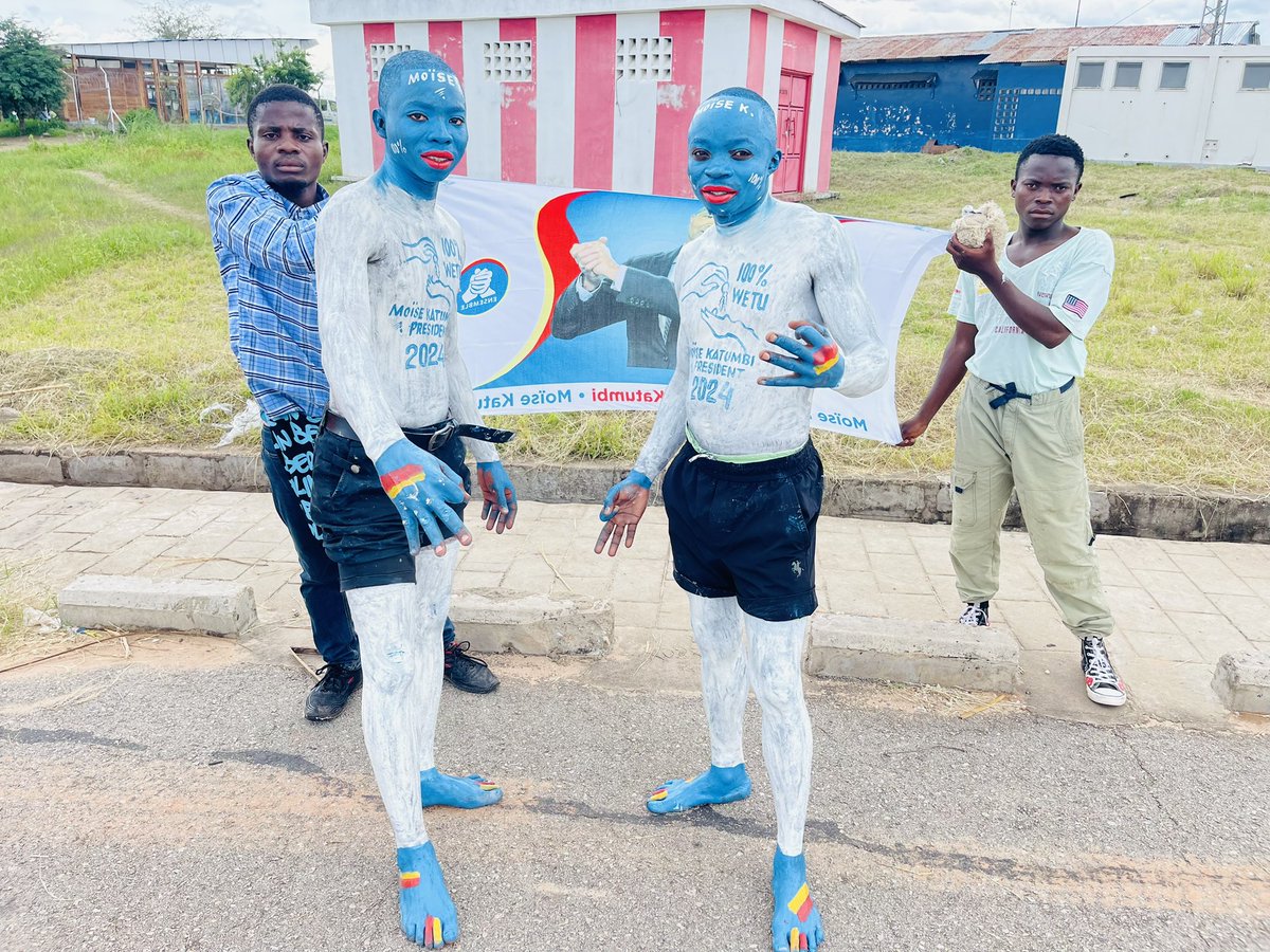 7Ledia7's tweet photo. [#RDC : je suis à l'aéroport de #kahinda à #kalemie,d'ici peu le numéro #3 @moise_katumbi va atterrir ! Mina lewa 👇👇👇👇👇] https://t.co/pFDZG9hHoN