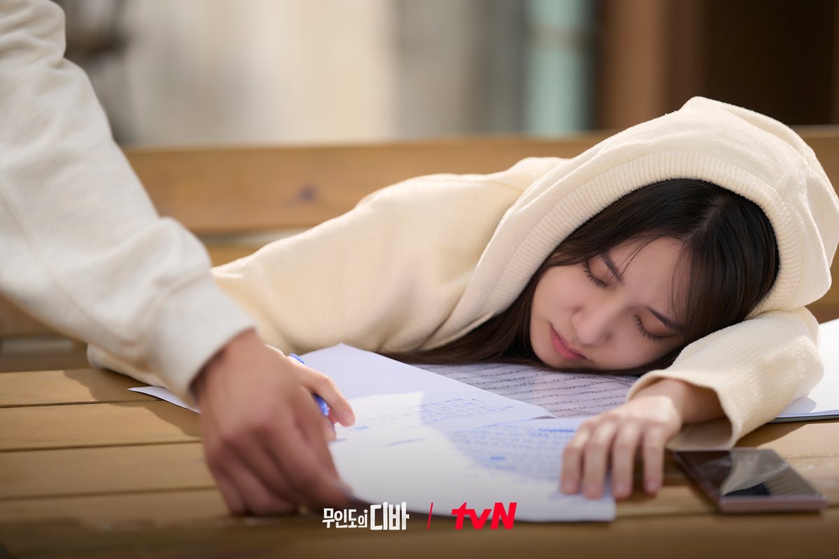CJnDrama's tweet photo. 자고 있는 저 사람이
견주인가봐...
대형 강강쥐가 곁을 떠나질 않네...🐶 https://t.co/5RM4YVJ34c