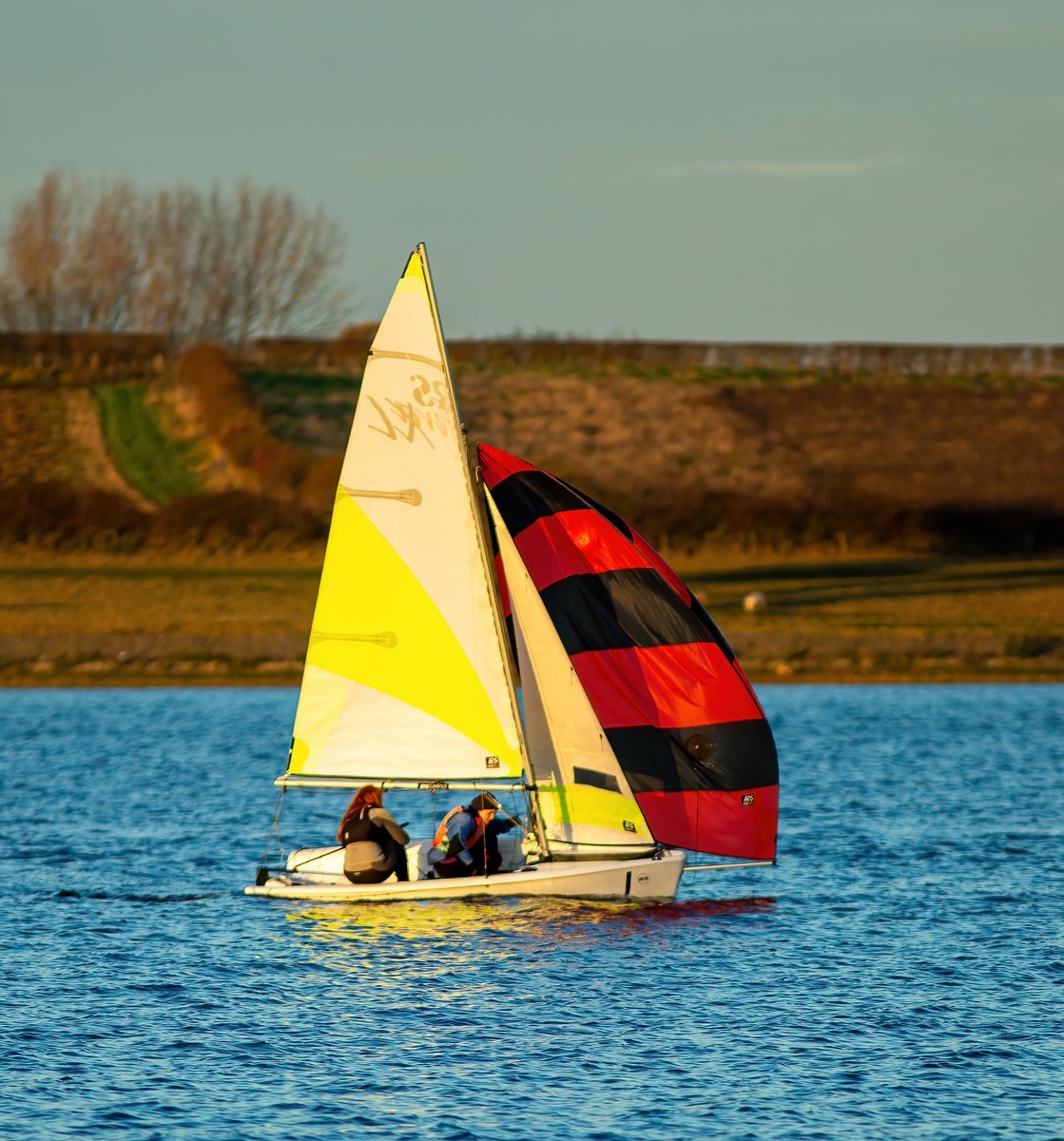 The November chill doesn't stop Oakham's budding sailors from getting out on the water! ⛵ Thanks to Andy Balmford for these lovely photos 📸 #schools #independentschools #rutland #rutlandwater #oakham #sailing