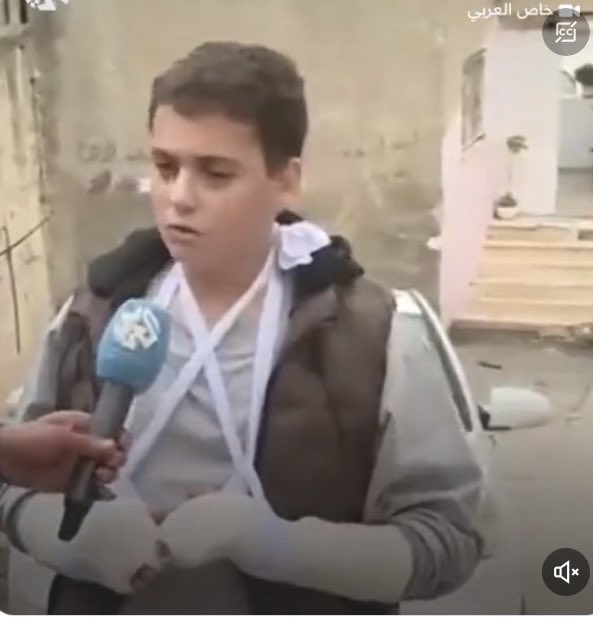 عندما تكون ساذج  تاسرها مع كلبها ولاتفعل معها اي شي ولكن في مقابل ياسرون طفل صغير ويعذبوه بكسر ذراعيه وواصابعه ولا يتلقى علاج الا بعد خروجه
فعلا سذاجه منكم يا قساميين