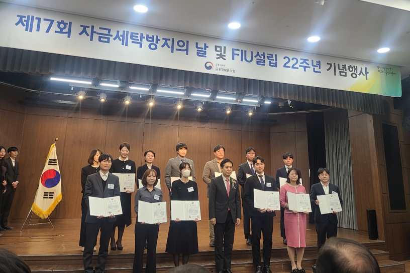 OfficialFlybit2's tweet photo. 플라이빗이 "제17회 자금세탁방지의 날 및 FIU 설립 22주년 기념행사"에서 자금세탁방지에 기여한 공로를 인정받아 금융위원장 표창을 수상했습니다.👏🎊🎉

👉https://t.co/OjLV93qvQZ

#플라이빗 #flybit #한국디지털거래소 #AML #FIU #AML교육 #FARA #금융위원장표창 #제도이행평가 #금융위원장 https://t.co/LzLIZDaBLX