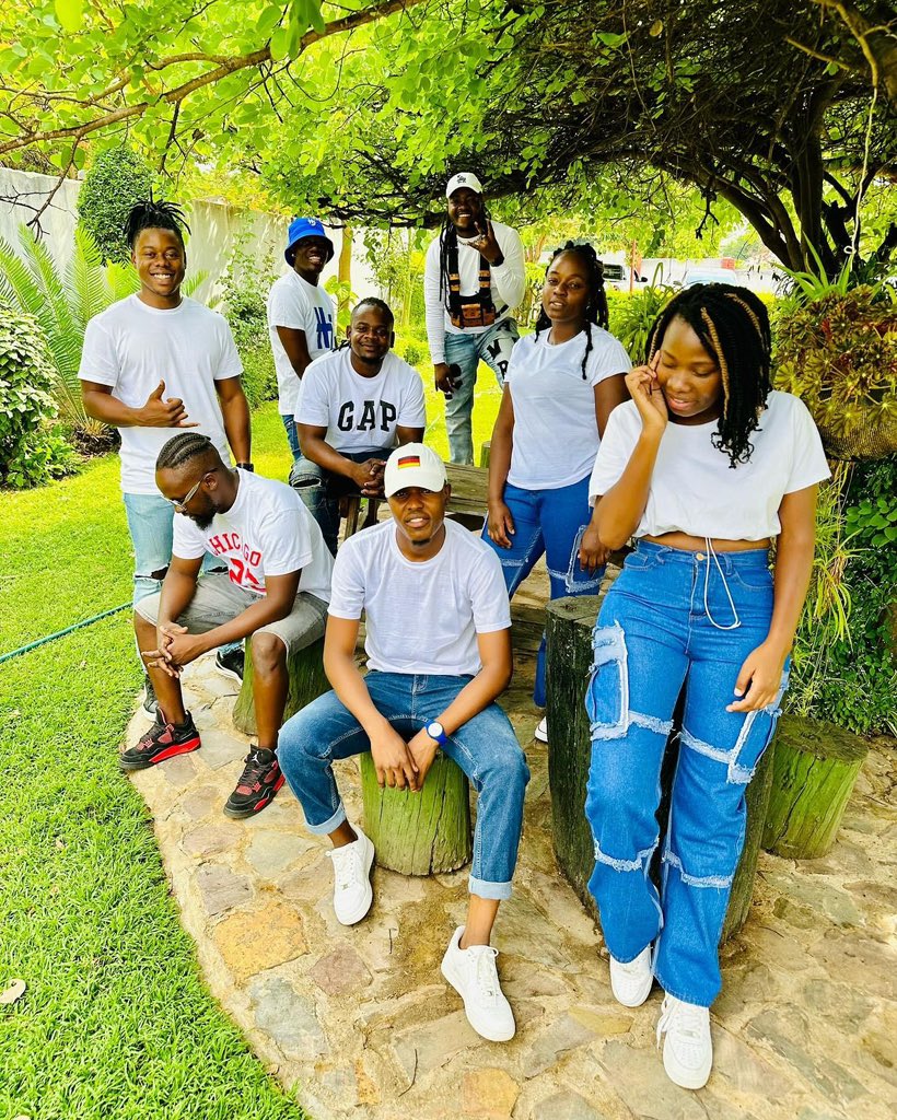 Daruler ndiye akatiudza zvekupfeka but she is missing in all pics nextime hauende kuteyireti panguva dzeku kepichiwa <a href="/hkdbandofficial/">HKD Band</a>