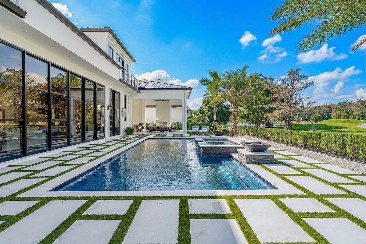 3045 Blue Cypress Ln., Wellington, FL is 6,111 square feet with 5 beds and 6.1 baths. It is listed for $7,500,000 with Nic Roldan of <a href="/EngelVoelkersHQ/">ENGEL & VÖLKERS Global</a>. Take a look inside!

theamericanmansion.com/2023/11/6000-s…
#palmbeach #florida #luxuryrealestate