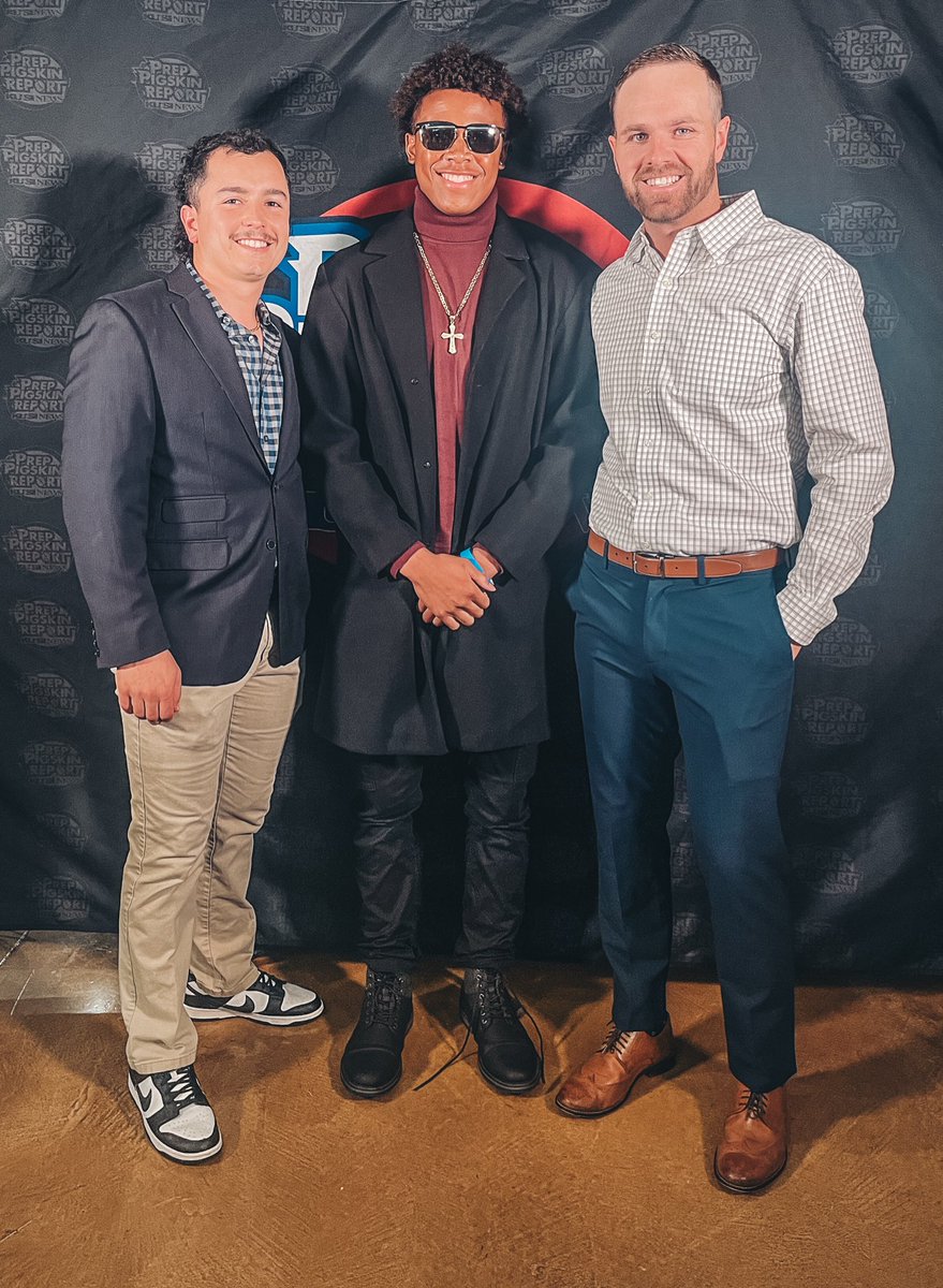 Great night with <a href="/KUSIPPR/">Prep Pigskin Report</a> celebrating the best high school football players in San Diego. Incredibly proud of <a href="/DMoore_III/">Donald Moore III</a> for how he has represented himself &amp; our program, well deserved nomination.

He is leaving our school and our program better than he found it. #WeAreWarriors