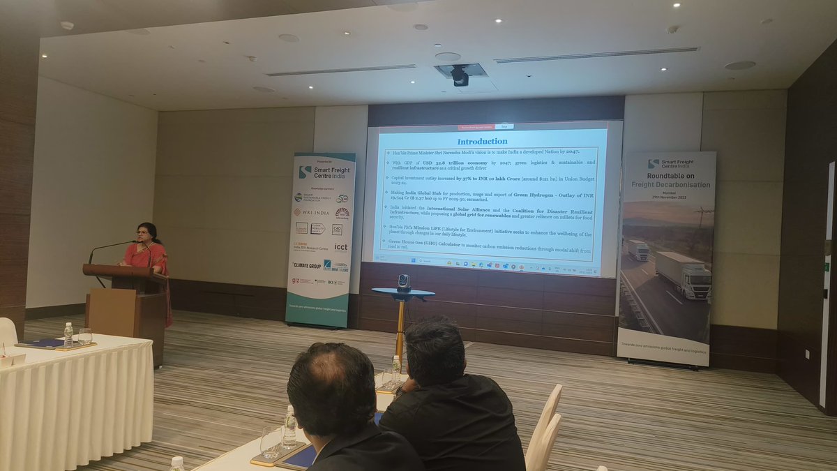 Logistics_MoCI's tweet photo. Today, Spl. Secy.
(Logistics) @SumitaDawra while delivering a keynote at the 2nd Smart Freight Centre roundtable, Jio World Centre #Mumbai, highlighted the Freight decarbonization initiatives being undertaken by the GoI. #freightdecarbonisation #cleanenergy #greenlogistics https://t.co/mJffJRhK82