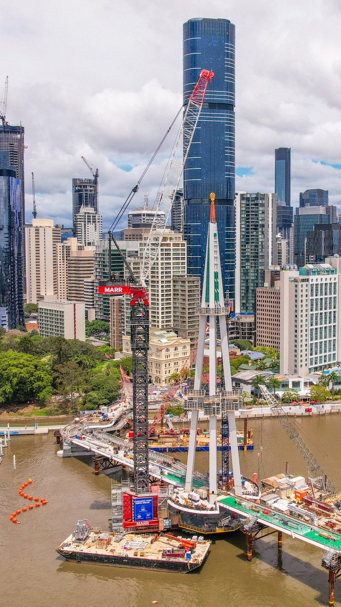 Action shot of the masthead lift! 📸👏 Our Kangaroo Point green bridge has reached new heights with the 25 metre masthead now firmly in place on top of Brisbane's tallest bridge.