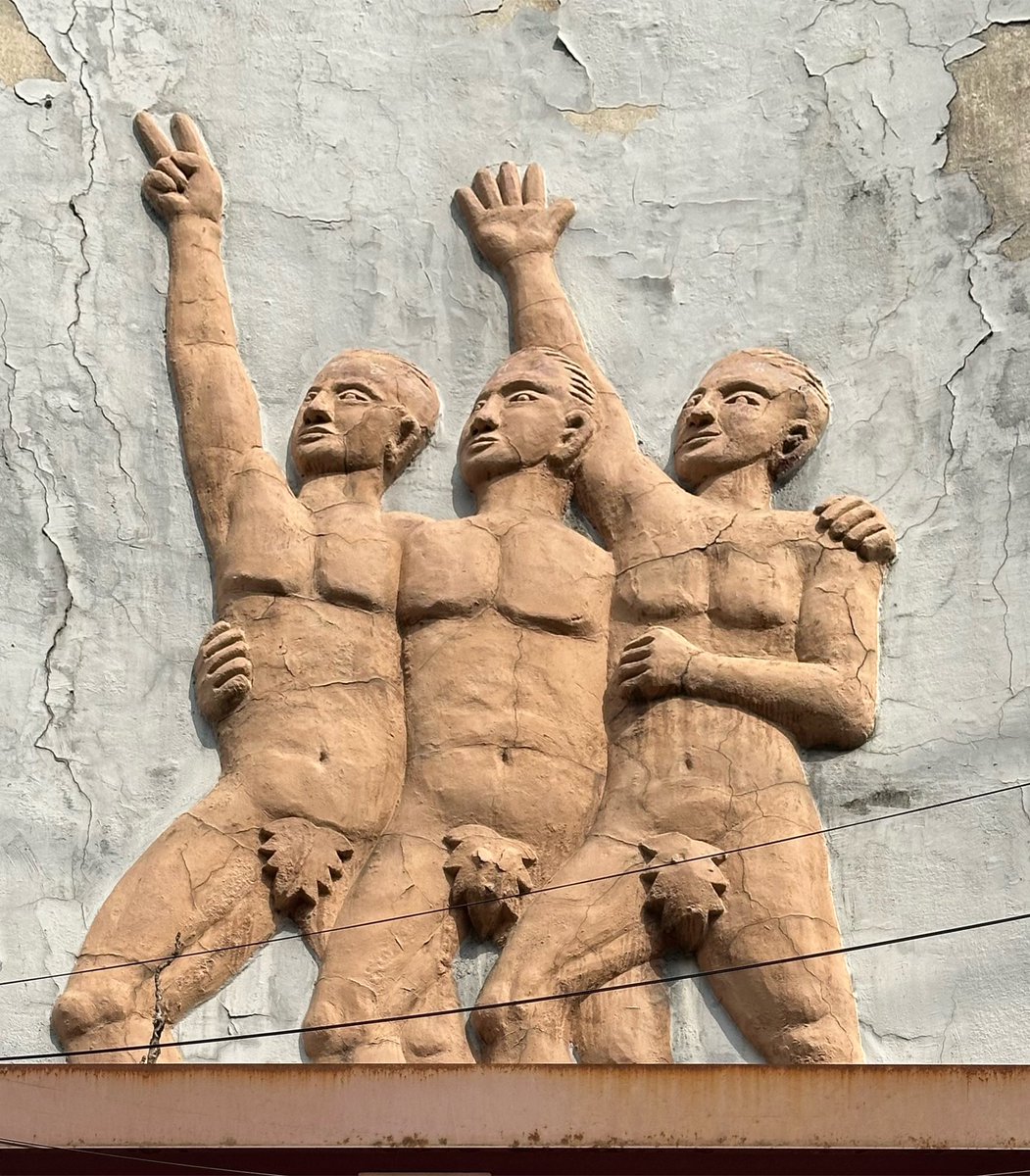 jackwgreenberg's tweet photo. This, imho, is a fascinating building with high preservation value. Built in 1964 w/ members' contributions, it was the #Uijeongbu branch of the #USFK Korean Employees #Union. The relief of the nude figures must have been quite a curious and unusual sight in the #ThirdRepublic! https://t.co/onvDQXAOYa