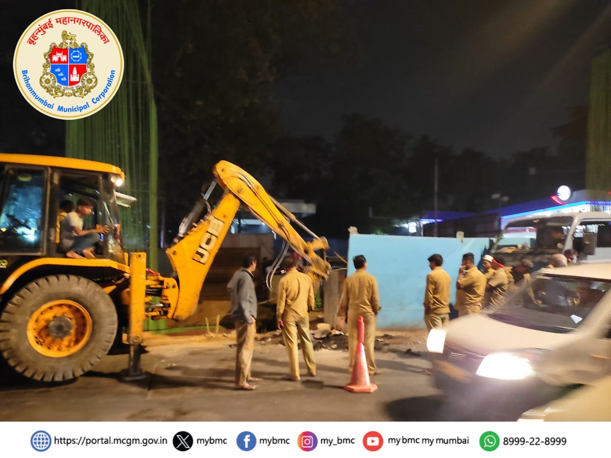 mybmcWardHW's tweet photo. Pipe burst observed at Lucky Junction SV Road, Bandra West. Repair work is underway on a war footing. Morning water supply to H West ward is affected. Residents are requested to co-operate with BMC.
#BMCUpdates #Waterwork https://t.co/HBiwCnuM52