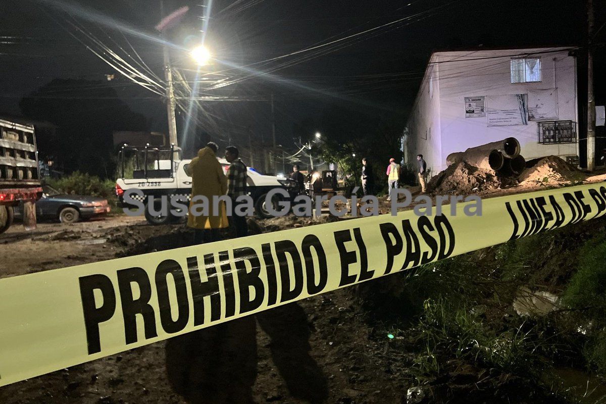 SuzanParra's tweet photo. Un alud de tierra sepultó a 2 trabajadores de una obra de drenaje sanitario de la colonia Moctezuma en #Xalapa; uno de ellos murió.

Cuerpos de emergencia trabajaron durante poco más de 2 horas para poder recuperar el cuerpo del finado. El lesionado fue trasladado a un hospital. https://t.co/c7K0YAB8pe