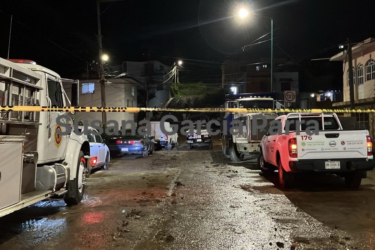 SuzanParra's tweet photo. Un alud de tierra sepultó a 2 trabajadores de una obra de drenaje sanitario de la colonia Moctezuma en #Xalapa; uno de ellos murió.

Cuerpos de emergencia trabajaron durante poco más de 2 horas para poder recuperar el cuerpo del finado. El lesionado fue trasladado a un hospital. https://t.co/c7K0YAB8pe