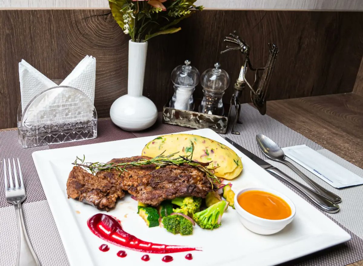 collectiveNBO's tweet photo. The Collective Restaurant ushers you deeper into the week with this juicy and delicious rib eye steak served with either chips,mashed or rice will put you in the right mood. 
📲 0780000034
📍 ViewPark Towers, Ground Floor, Utalii lane

#food #art #music  #ribeye #gallery https://t.co/kH402v0jhI