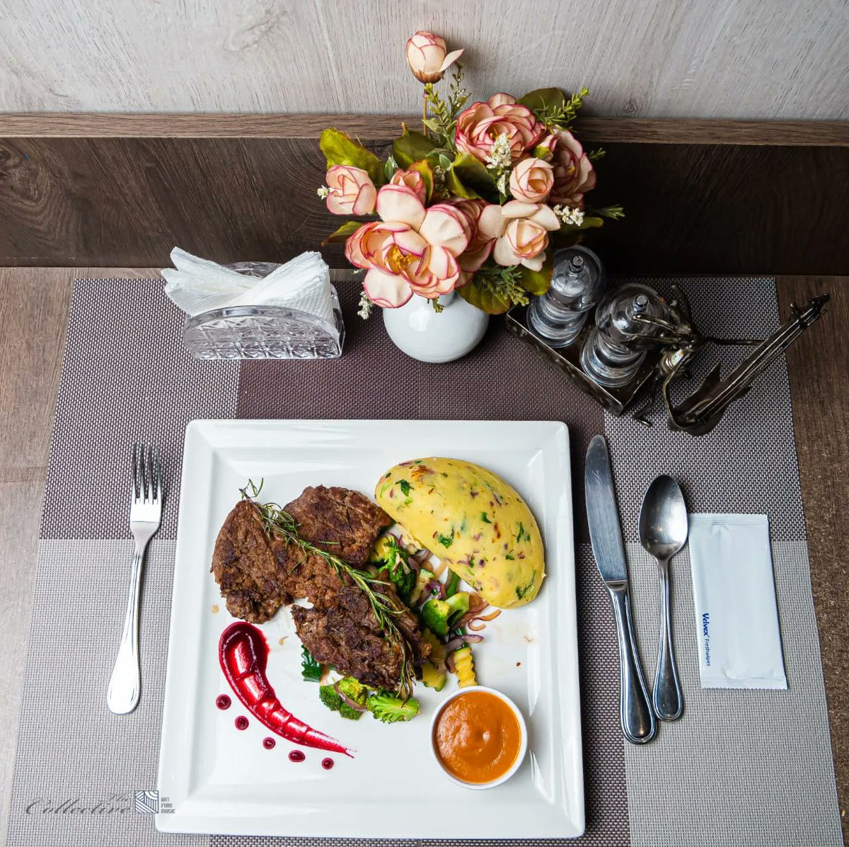 collectiveNBO's tweet photo. The Collective Restaurant ushers you deeper into the week with this juicy and delicious rib eye steak served with either chips,mashed or rice will put you in the right mood. 
📲 0780000034
📍 ViewPark Towers, Ground Floor, Utalii lane

#food #art #music  #ribeye #gallery https://t.co/kH402v0jhI
