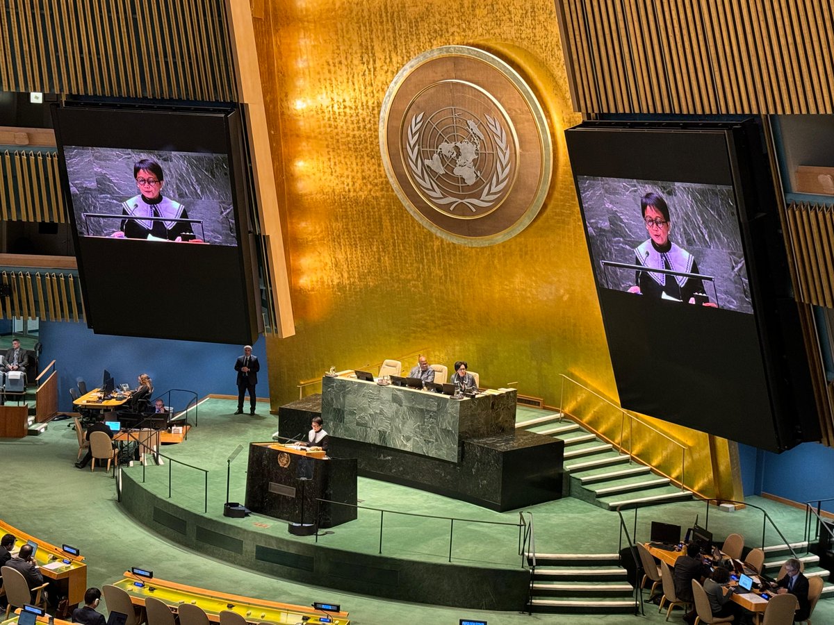 Dalam pidato di hadapan MU PBB (28/11), #MenluRetno sampaikan keprihatinan terhadap situasi di Gaza, tekankan perlunya gencatan senjata permanen, bantuan kemanusiaan tanpa hambatan, dan upaya memulai kembali proses politik dan perdamaian.

Lebih lanjut: kem.lu/75l