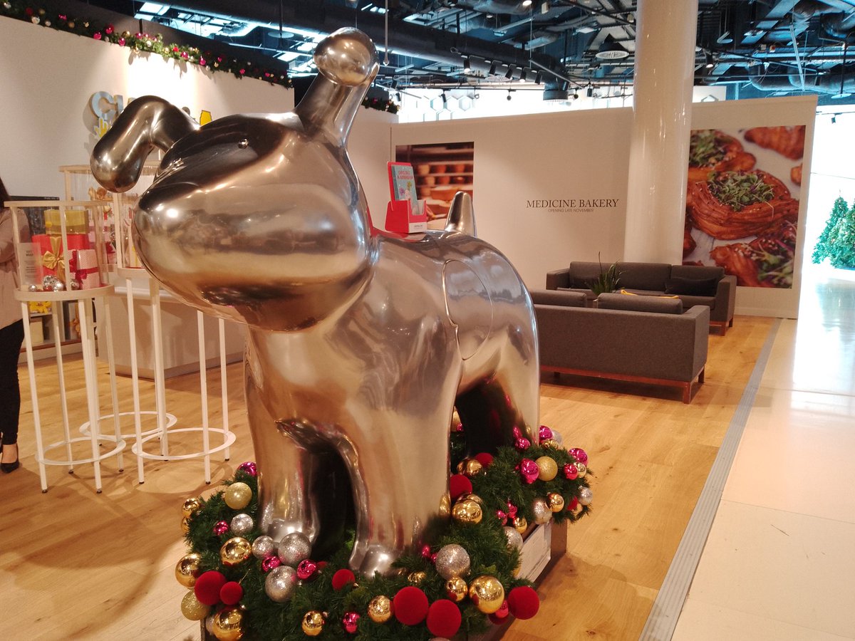 Tarliebear's tweet photo. It's beginning to look a lot like Christmas, Snowdogs everywhere I go. Say a big hello to #Gizmo @ShoppingInBham #SnowdogsBrum @wildinart. There are 10 to find dotted around Birmingham #tarlietravels @ColmoreBID @CentralBIDBham #Christmas2023 @Selfridges @Bullring https://t.co/8ZXUOODaLd