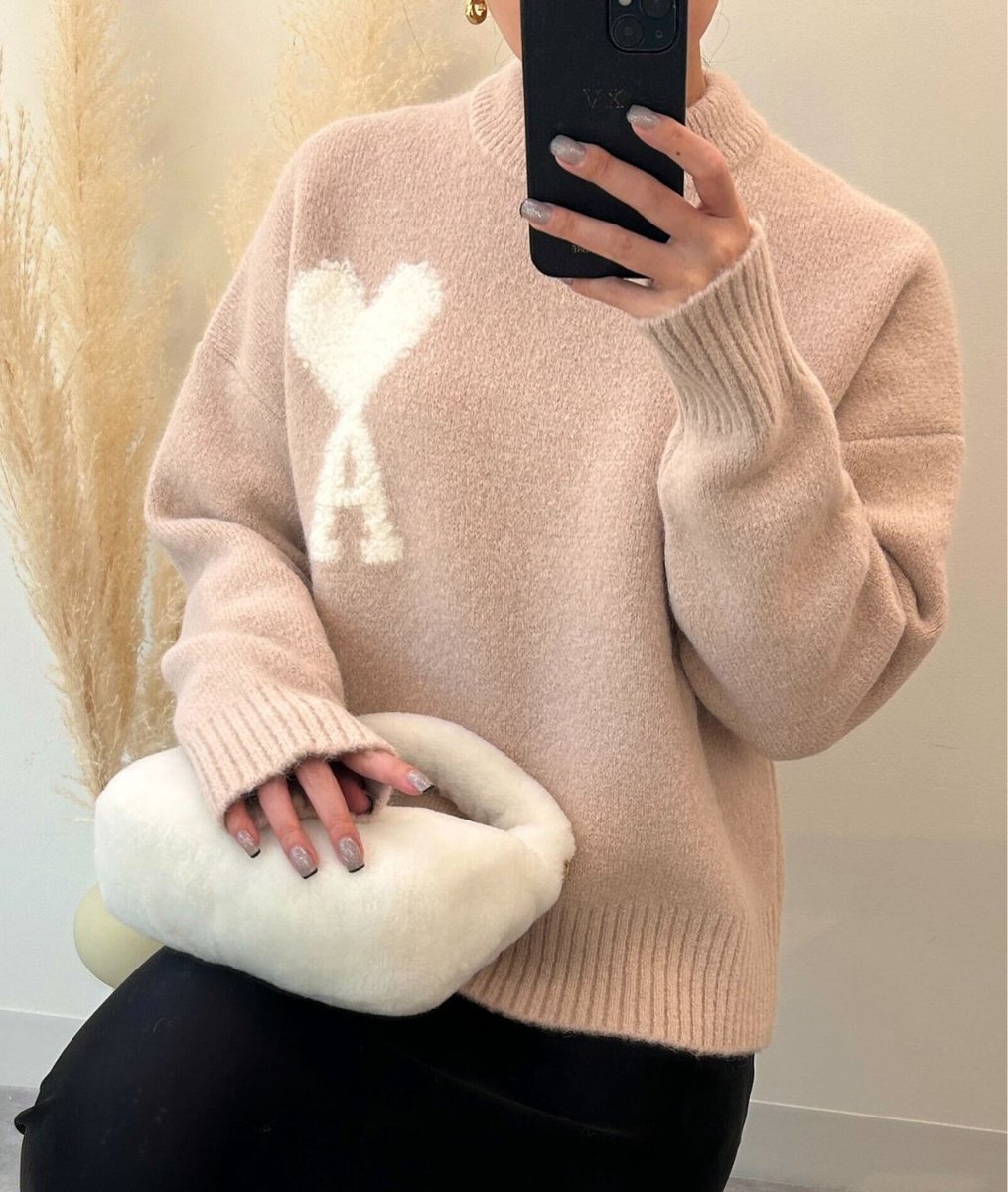 stylehaus_jp's tweet photo. AMI PARISの”CLOUDY”ニット、パウダーピンク×ふわっふわの質感がさすがに可愛すぎた…💘
アルパカブレンドでとにかく軽くてあったかい❅
ユニセックス展開だから彼とのリンクコーデにもおすすめ◎
https://t.co/0gEe25FPfE https://t.co/FFWKNLIjU6