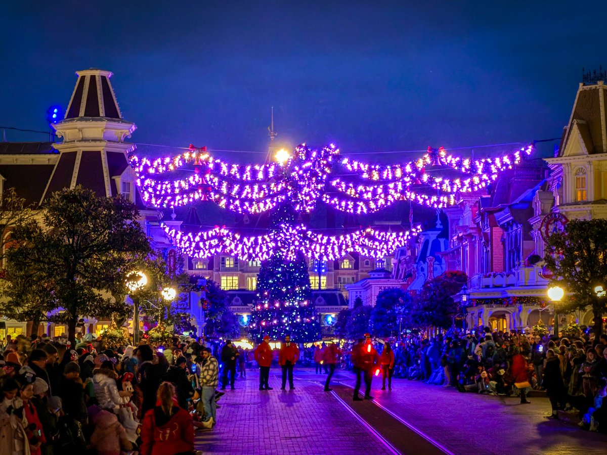 Der spannende Moment, bevor „Mickey‘s Dazzling Christmas Parade“ beginnt!! 🎄Und man von der Weihnachts Dekoration schon beeindruckt ist. 😊

#disneylandparis #disneyparks #disneychristmas
