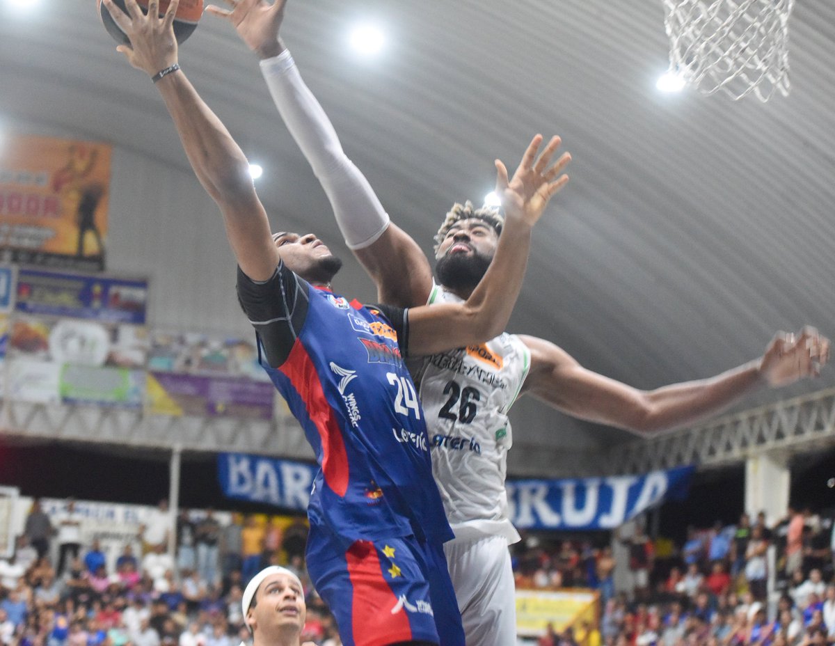 LMB_ELSALVADOR's tweet photo. Metapán BC gana el primer partido de la serie al vencer a Brujos de Izalco está noche en Polideportivo Abel Mazariego con un marcador de 106 - 93.
#CorreXnuestrasVenas
#LigaMayordeBaloncesto
#FinalLMB https://t.co/wrvz90azkZ