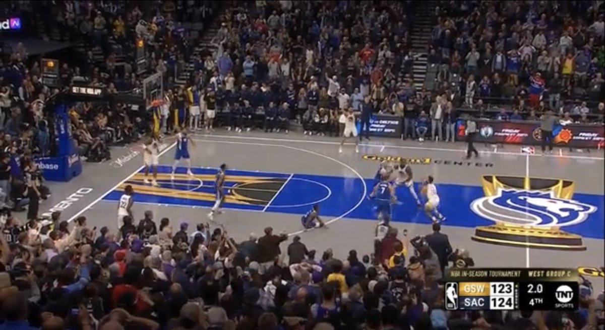 BronGotGame's tweet photo. Bron would’ve made that pass to Klay, not throw a prayer 35 ft away from the basket https://t.co/FGnVvUrzKr