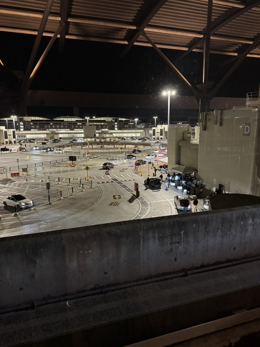 Let’s stand by the AirTrain window and watch the Uber passengers get picked up 🥰
