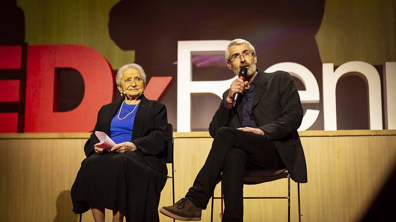 Elle s’est avancée jusqu’au tapis rouge sur la scène et le silence s’est installé.

En 2018, Magda Hollander-Lafon était intervenante du TEDxRennes qui se déroulait au Couvent des Jacobins.