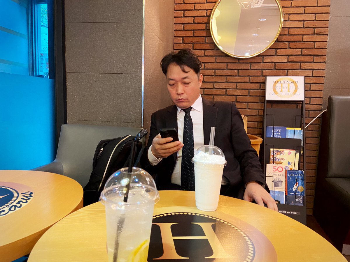 [이재명 당대표 직무정지 가처분]
심리 잘 마치고 나왔습니다. 이재명 측이 주장한 ‘소송인단이 당의 업무를 방해한다’는 취지의 의견에 대하여 저는 ‘당대표 직무정지 소송이 업무 방해면 박근혜 탄핵은 국정 방해였나? 민주당에서 할 말인가’라고 답했습니다. 김변님이 고생이 많으십니다.