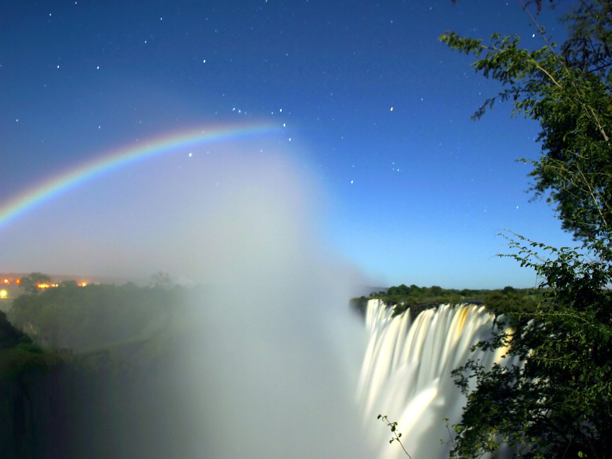 heightaway's tweet image. Amazing natural phenomena
ZIMBABWE MOON RAINBOW

- Moonbow is essentially a rainbow caused by moonlight. A variety of factors such as a full moon, sufficient water spray and clear skies are needed for a lunar rainbow to appear.

- At Victoria Falls on the border of Zambia and…