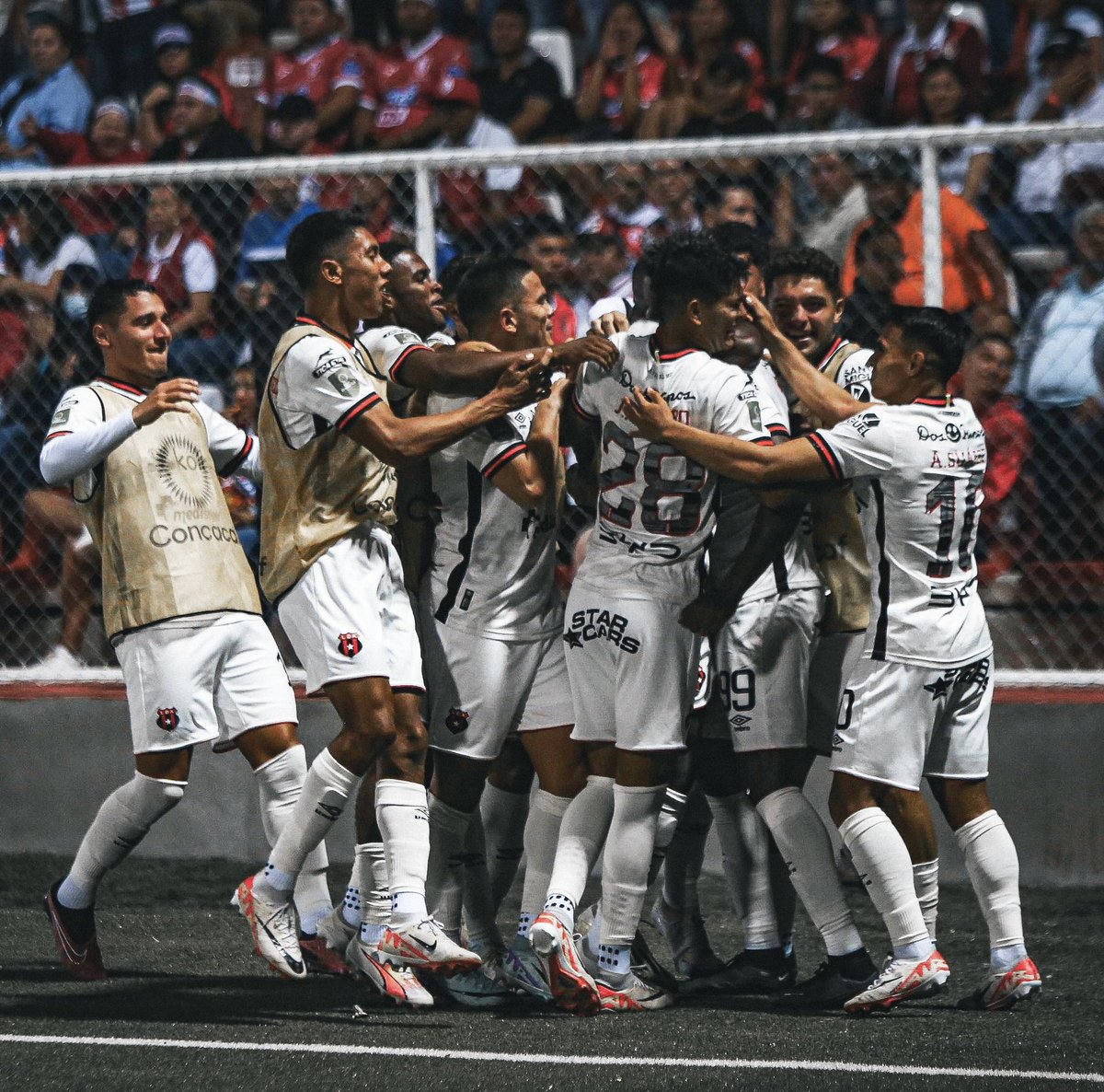 ferlin_fuentes's tweet photo. El #RealEstelí tenía 10 años de no perder en su estadio por torneos internacionales, 7 años de no recibir un gol en su estadio por torneos internacionales y, recientemente, un invicto de 11 juegos entre torneo loca y la Copa CA.
#Alajuelense sí pudo. https://t.co/IRqnlnm9gb